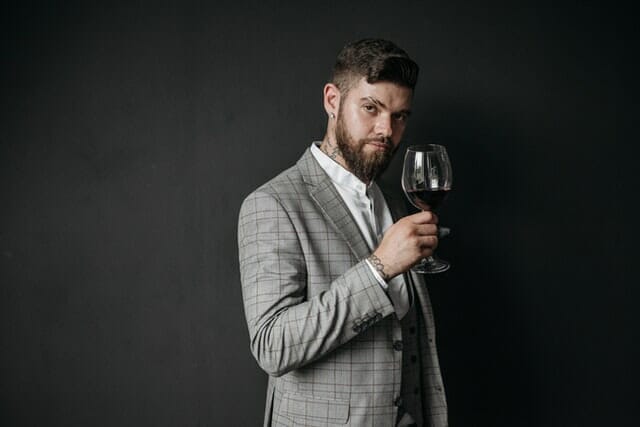 sommelier dégustant un vin de Bourgogne