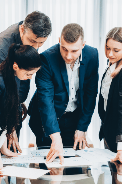 équipe de gestion de projet utilisant la méthodologie NERAC pour une organisation efficace