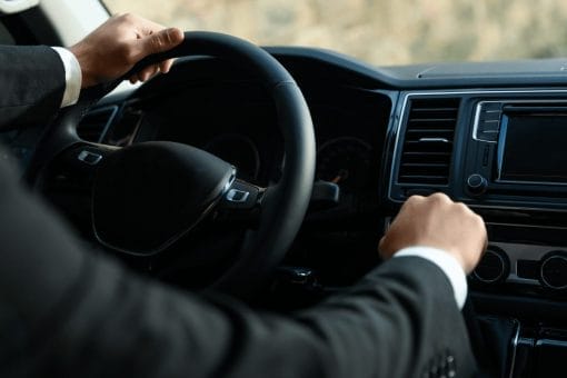 Zoom sur le métier de convoyeur de voiture de luxe