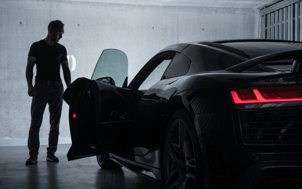 chauffeur livreur de voiture haut de gamme