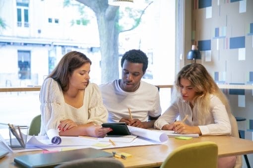 Préparer son entrée en école de commerce : conseils et astuces pour réussir