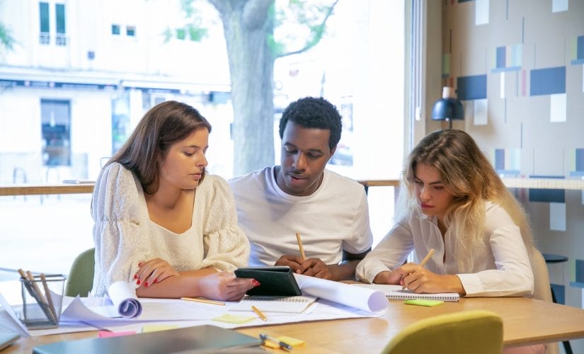 Préparer son entrée en école de commerce : conseils et astuces pour réussir