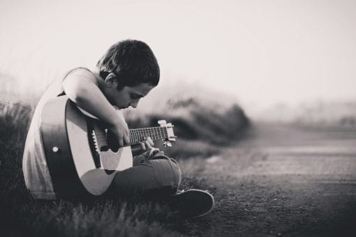 Quels sont les avantages des cours de guitare pour l’épanouissement des enfants ?