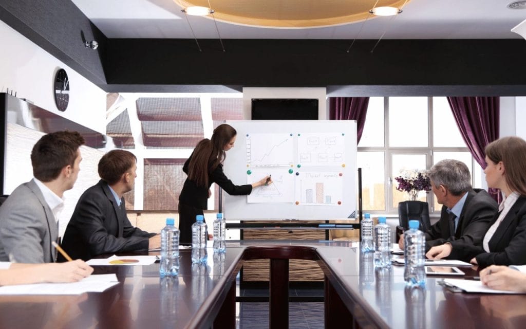 personnes assistant à une formation en marché public