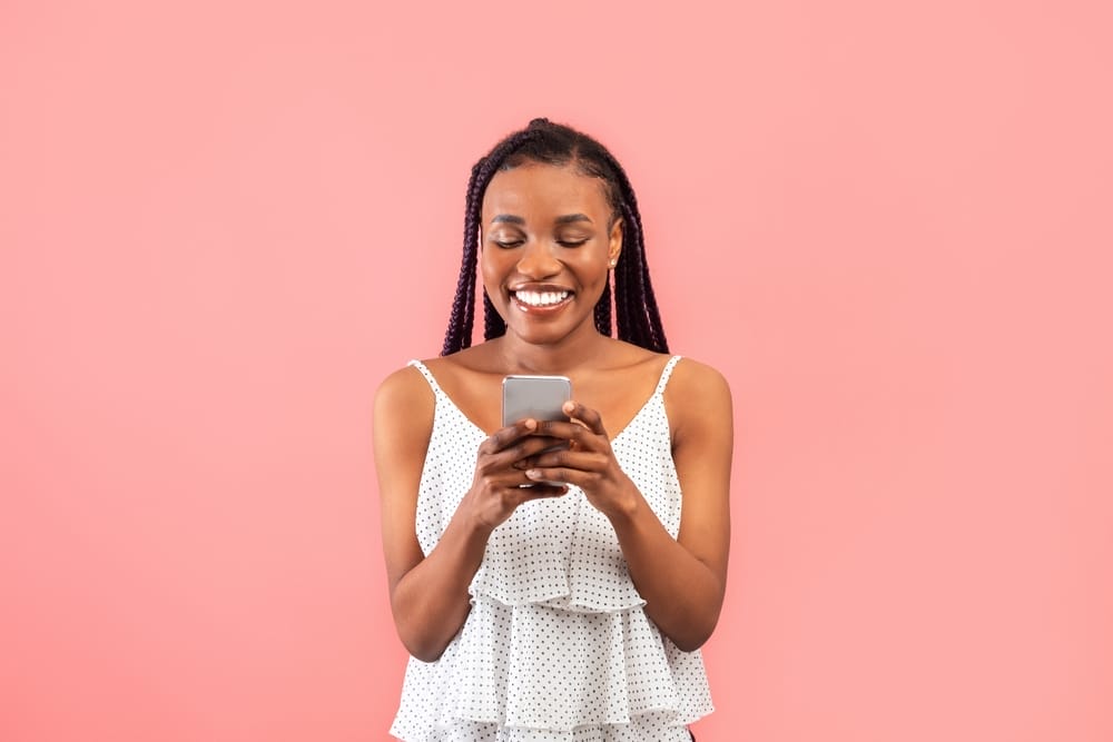 SMS marketing : SMS géolocalisés, scénarios automatiques basés sur le comportement du client, dictionnaire anti-spam intégré pour éviter les mots à risque
